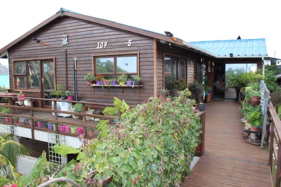 6 Bedroom Property for Sale in Paradise Beach Eastern Cape